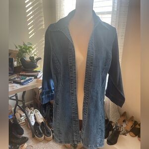 Distinct Woman’s Denim Jacket in Sz L with pockets 3/4 sleeves